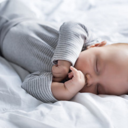 Couches jetables : que faire quand bébé a des fuites la nuit ?