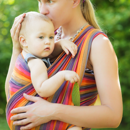 Sling ou écharpe de portage : comment choisir le meilleur système pour porter bébé dès la naissance