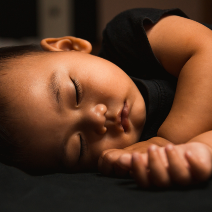 Allaitement et réveils nocturnes de bébé : quel lien ?