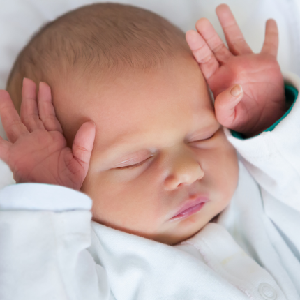 Le réflexe de Moro chez le bébé : de quoi s'agit-il ?